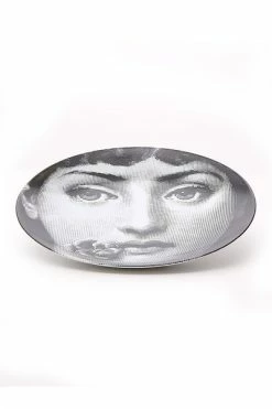 Borden Fornasetti Plate Black -Filippa K Winkel 27153c16fd4f549a86ed6cb07ffd2c8c