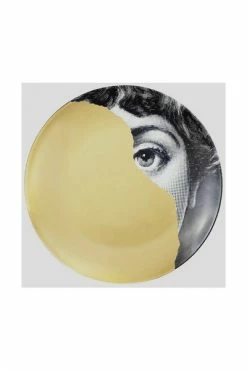 FORNASETTI Borden Plate Yellow 7 FORNASETTI Borden Plate Yellow -Filippa K Winkel 3b47828c9fe5bf1d42b8b12a997ece2a