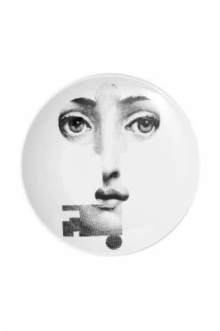 FORNASETTI Borden Plate White -Filippa K Winkel 5fc2d97cbc3e41c60337794aea971f5c