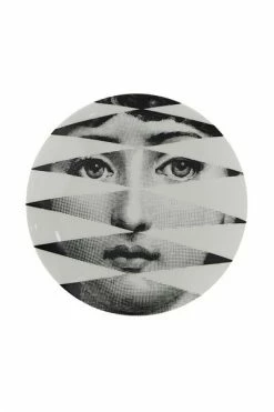 FORNASETTI Borden Plate Gray -Filippa K Winkel 89b74835339a4d28a7a1d77bdf789433