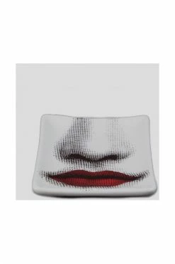 FORNASETTI Borden Plates White -Filippa K Winkel 90b8435aa65fb8ba9a8c61cb9a64ec71