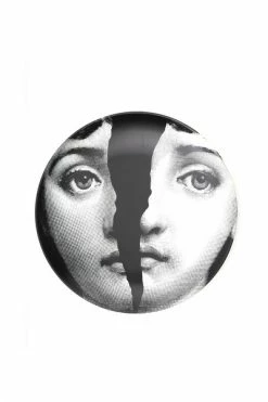 FORNASETTI Borden Plate Black -Filippa K Winkel b75684066a4e50223c4a0a9f25e6f358