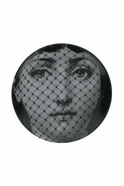 FORNASETTI Borden Plate Black -Filippa K Winkel e96a42e7faea3ded5da4873aded2d96f