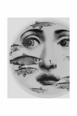FORNASETTI Borden Plate White -Filippa K Winkel e9a2b4b3e1638674cea2e0a117df991e